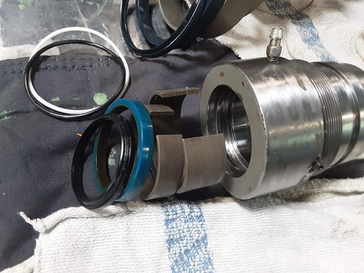 Reparatur und Erneuerung eines Zweistufigen Gleichlaufzylinders